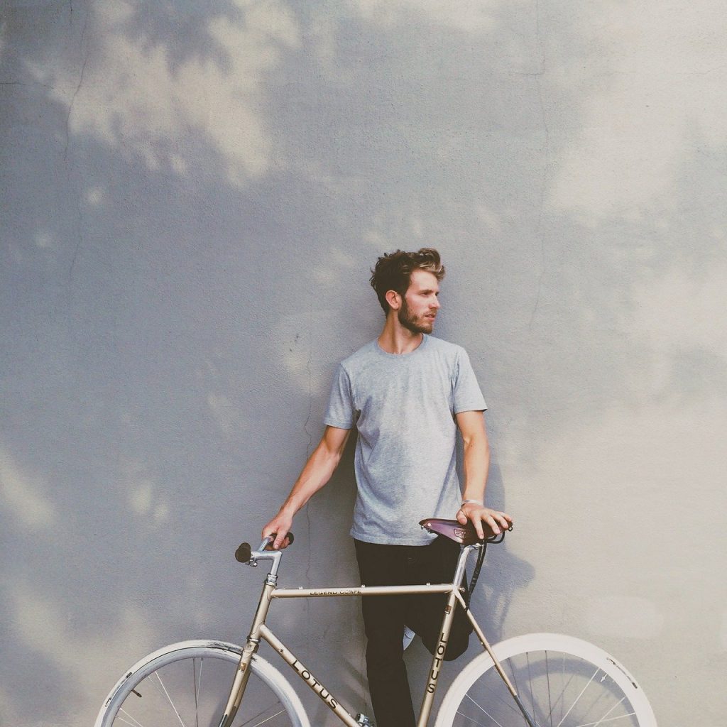 Chico con una bici hipster